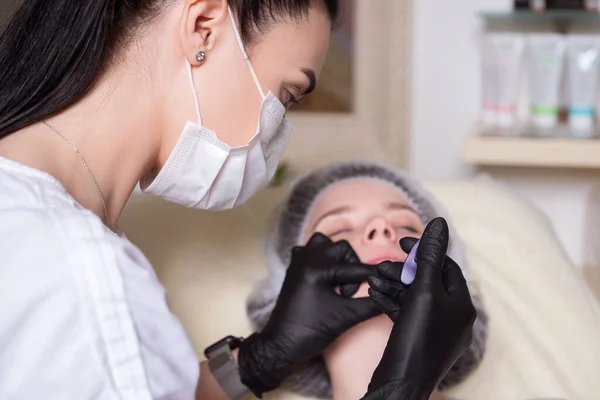 Kosmetolog Provádí Injekční Proceduru Ženě Klinice Nosí Černé Záře Masku — Stock fotografie
