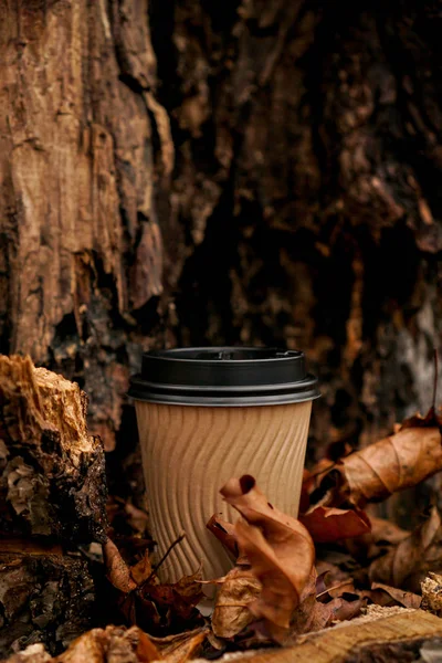 Plastic Beker Met Ambachtelijke Papieren Koffie Houten Ondergrond — Stockfoto