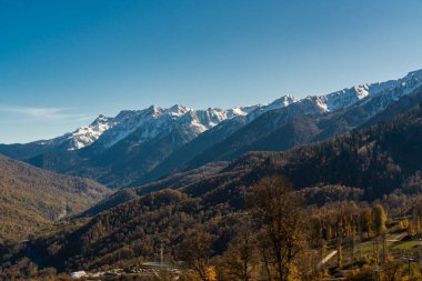 Sonbaharda karlı dağ zirveleri