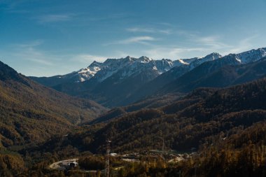 Sonbaharda karlı dağ zirveleri