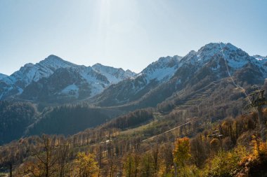 Sonbaharda karlı dağ zirveleri