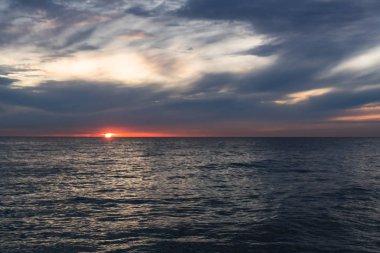Soçi 'de Karadeniz' in üzerinde gün batımı