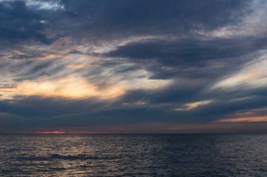 Denizin üzerinde güzel bir gün batımı