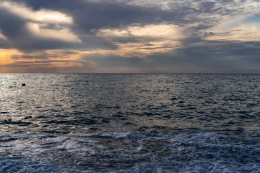 Denizin üzerinde gün batımı
