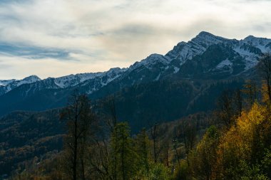 Sonbahar öğleden sonra dağ manzarası