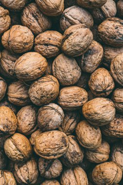 Masada bir sürü ceviz var.