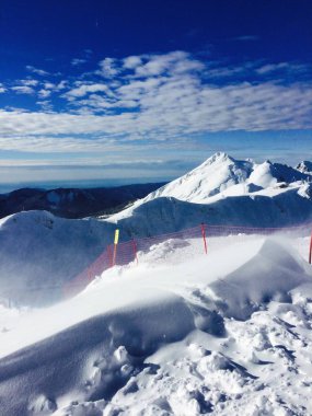 Sochi, Krasnaya Polyana 'daki Rosa Tepesi' nden karlı dağların manzarası