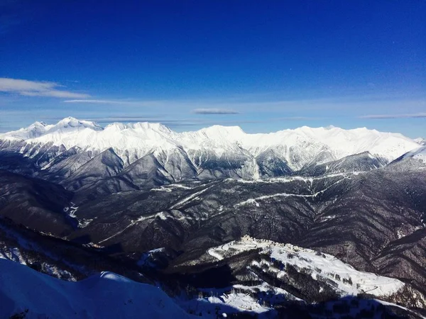 从克拉斯纳亚波拉亚纳邦索契的罗莎峰俯瞰雪山 — 图库照片