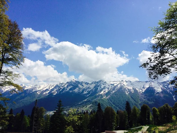 Blick Auf Die Verschneiten Berge Von Der Alpika Seilbahn Sotschi — Stockfoto