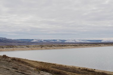 Gölün karşısındaki karlı yamaçlar.