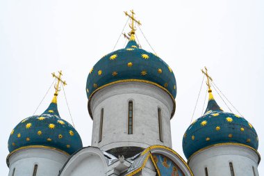 Gökyüzüne karşı mavi kilise kubbeleri