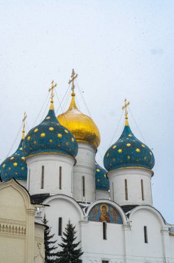 Kilisenin kabukları ve kubbeleri gökyüzüne karşı