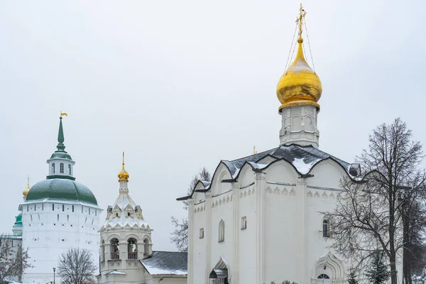 黄色のドーム セルギエフ ポサドを持つ教会 — ストック写真