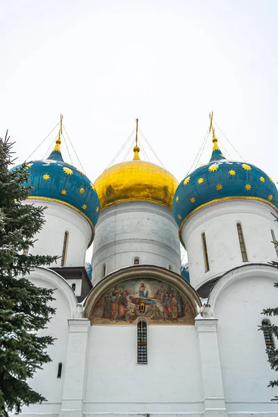 教堂的蓝色和黄色圆顶对着天空 — 图库照片