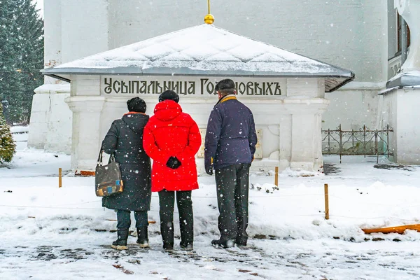 Люди Стоят Гробницы Годунова — стоковое фото