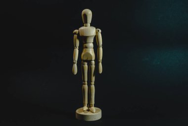 Siyah arka planda ahşap adam