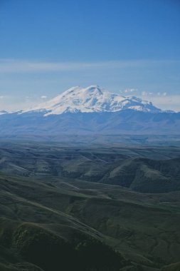 Elbrus ve onun yamaçları yazın