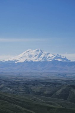 Elbrus ve onun yamaçları yazın