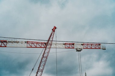 Gökyüzü arka planında inşaat vinci