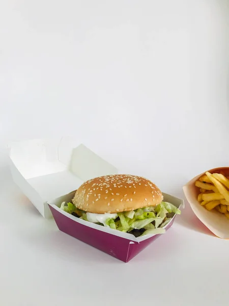 Hamburger paketi ve patates kızartması.