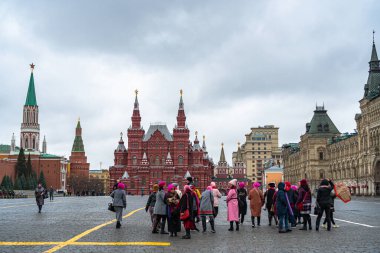 Moskova 'daki Kızıl Meydan' da Çin 'den bir grup turist