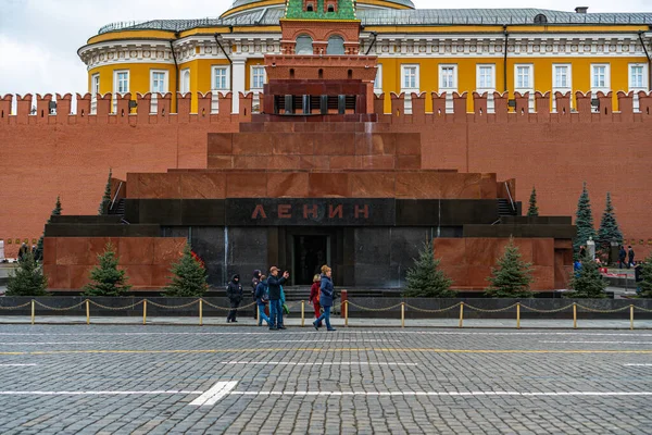 Moskova Kızıl meydanında Lenin'in Mozolesi