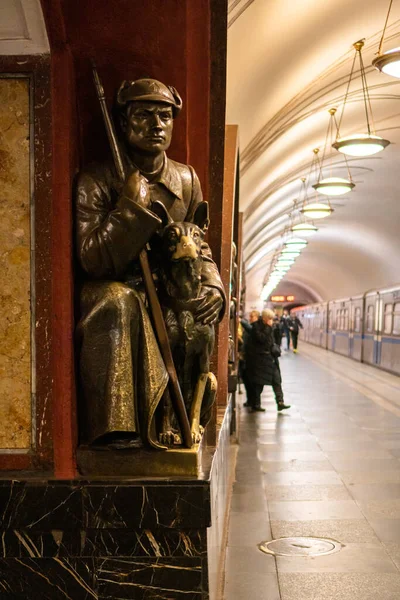 2020 ilkbaharında Moskova 'da bir köpek metro istasyonunun bronz figürü.