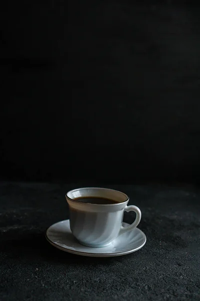 Siyah Arka Planda Fincan Tabağında Koyu Kahve Olan Kupa — Stok fotoğraf