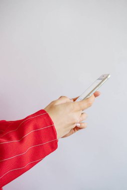 Kız telefonu elinde tutuyor.
