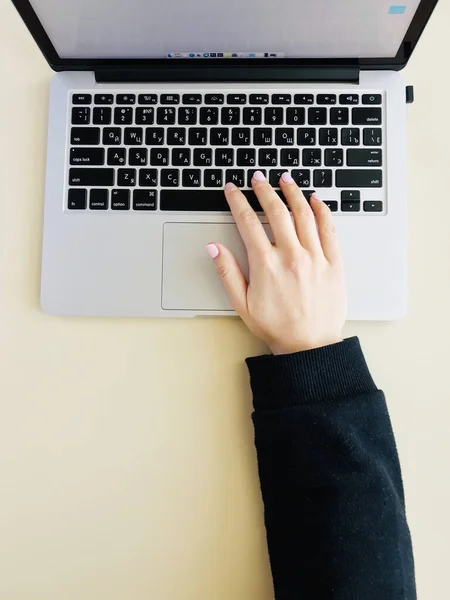 Teclado Portátil Mano Femenina — Foto de Stock