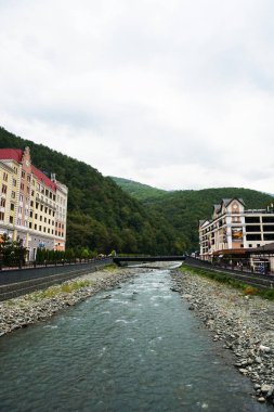 Mzymta dağı nehri Rosa Khutor Yazın Sochi 'de tatil köyü...