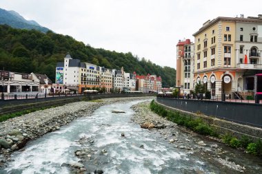 Yazın Soçi 'deki Rosa Khutor kayak merkezi