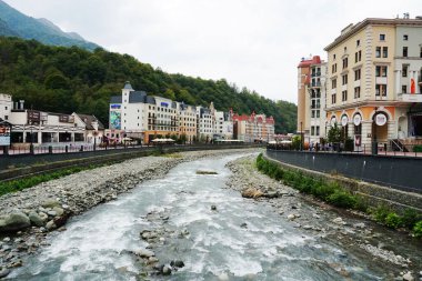 Yazın Soçi 'deki Rosa Khutor kayak merkezi