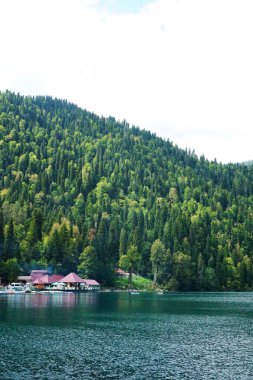 Ritsa Dağı, Abhazya 'da yaz bulutlu bir günde