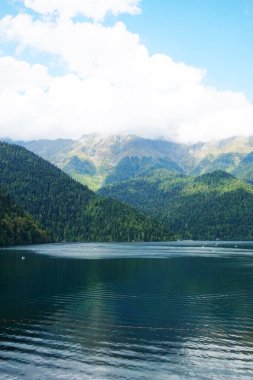 Ritsa Dağı, Abhazya 'da yaz bulutlu bir günde