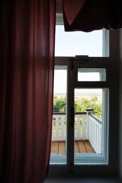 Flores Una Ventana Madera Una Antigua Casa Madera —  Fotos de Stock