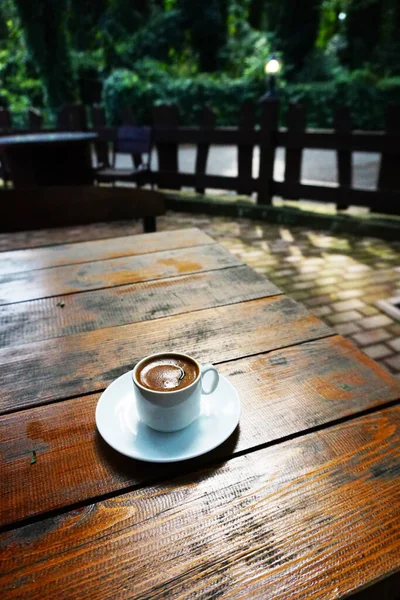 Caddedeki Bir Kahve Dükkanında Üzerinde Kahve Olan Beyaz Kupa — Stok fotoğraf