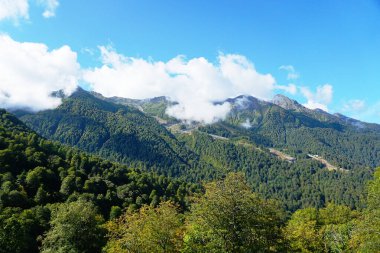 Rosa Khutor yaz mevsiminde Soçi 'de bulutların arasında.
