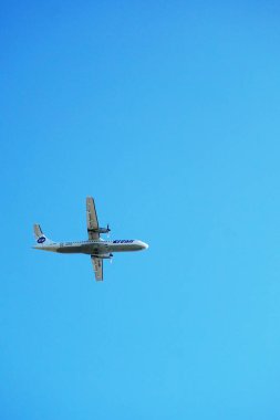 Uçak mavi gökyüzünde uçar