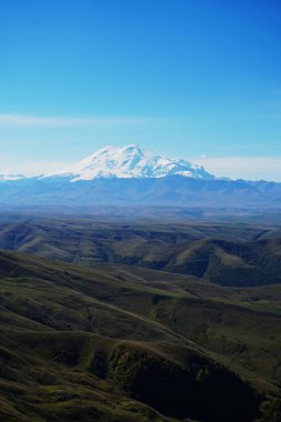 Elbrus volkanı yazın Bermamyt Platosu Rusya 'dan geliyor.