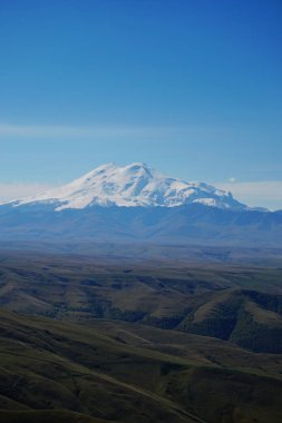Elbrus volkanı yazın Bermamyt Platosu Rusya 'dan geliyor.
