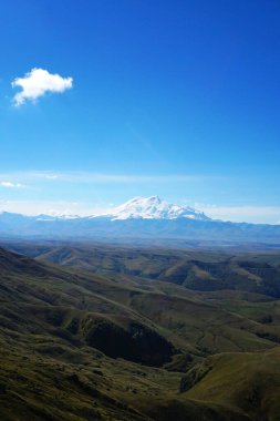 Elbrus volkanı yazın Bermamyt Platosu Rusya 'dan geliyor.