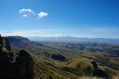 Elbrus volkanı yazın Bermamyt Platosu Rusya 'dan geliyor.