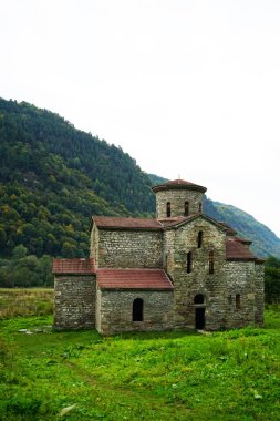 Arkhyz Karachay-Çerkessia 'daki orta Zelenchuk tapınağı