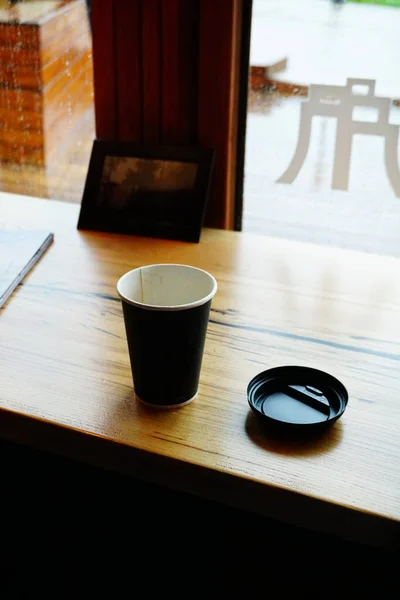 Tasse Papier Noir Avec Café Sur Une Table Dans Café — Photo