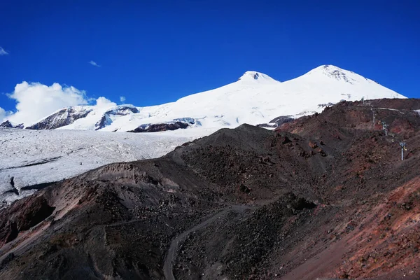 Kabardino Balkaria夏季的两顶Elbrus帽 — 图库照片