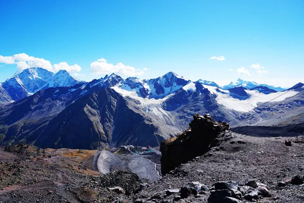 与Elbrus的北高加索山脉 — 图库照片