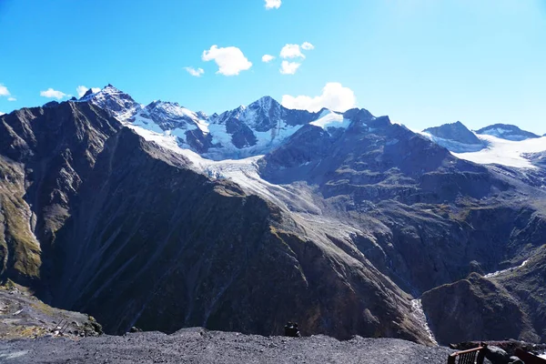 与Elbrus的北高加索山脉 — 图库照片