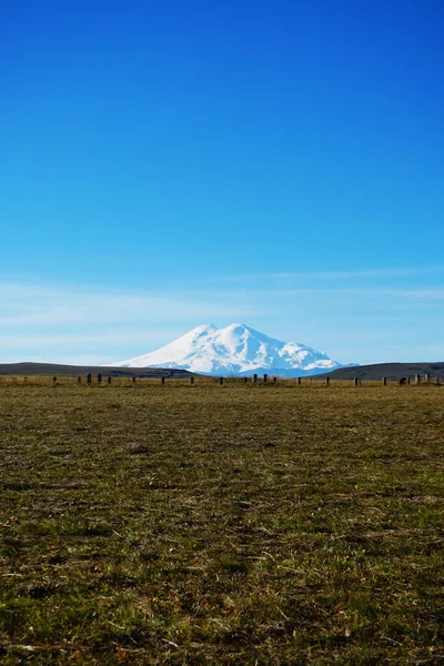 Ηφαίστειο Elbrus Καλοκαίρι Από Οροπέδιο Bermamyt Της Ρωσίας — Φωτογραφία Αρχείου