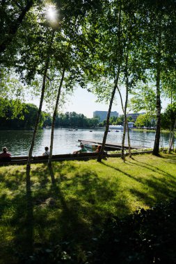 Yazın güneşli bir günde Izmailovsky Parkı